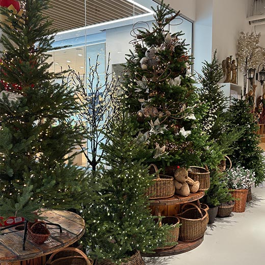Udstilling af kunstige grantræer i Pilekurvens julebutik i Lyngby